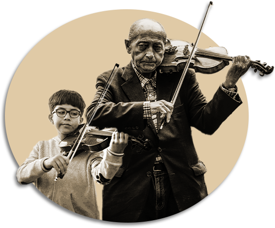 Un enfant et un homme agé jouent du violon.