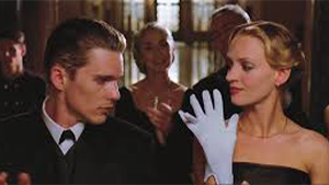 en tenue de soirée, Irene montre à Vincent un gant blanc à six doigts