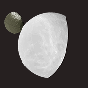 Derniers quartiers de lune avec en premier plan Rhéa et en second plan (plus petit) Iapetus